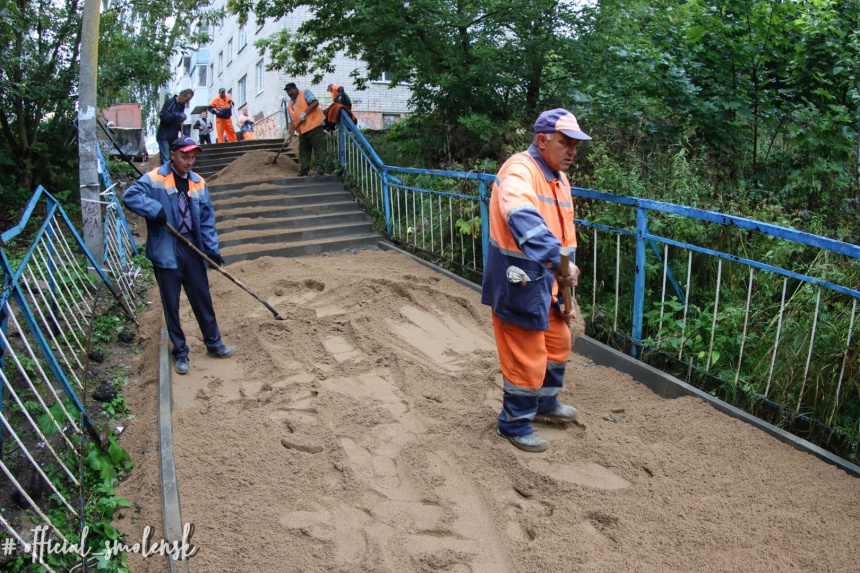 В Смоленске заканчивают ремонт лестницы между улицами Кловской и Нахимова