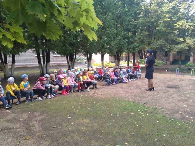В Ярцеве сотрудники ГИБДД провели в детских садах занятия «Я изучаю ПДД»