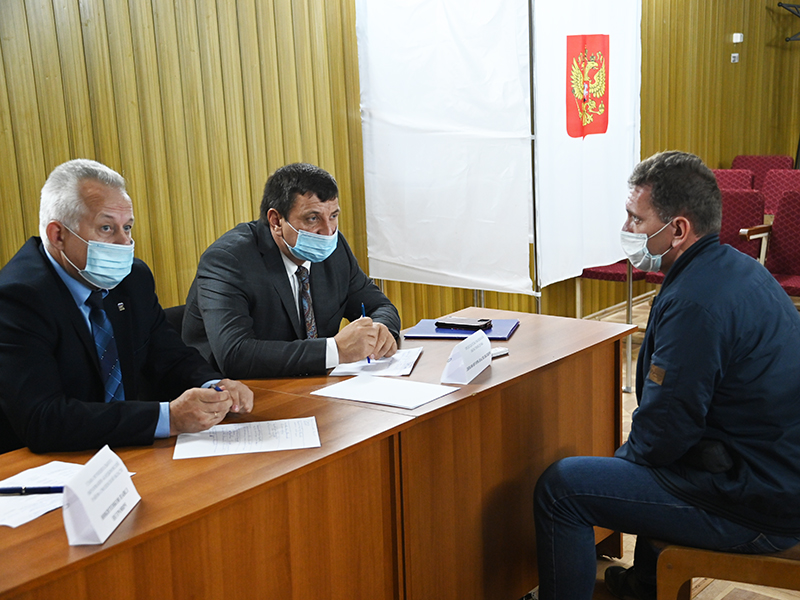 Игорь Ляхов провел личный прием граждан в Кардымовском районе