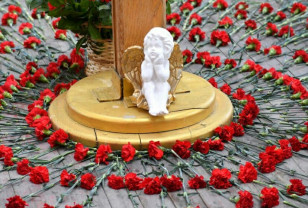 Губернатор Смоленской области Алексей Островский почтил память погибших в бесланской трагедии