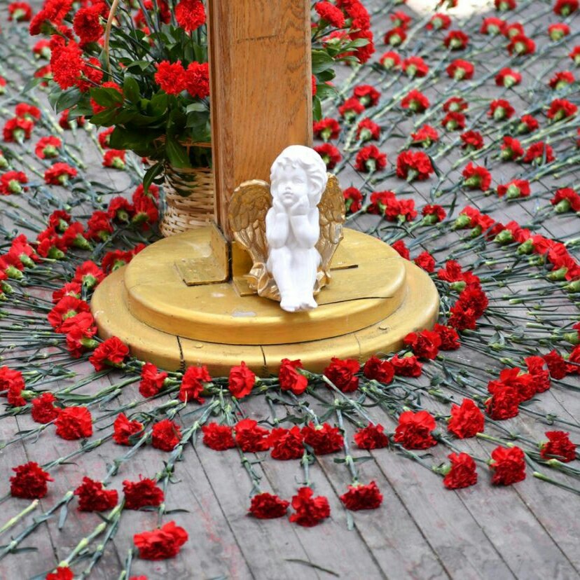 Губернатор Смоленской области Алексей Островский почтил память погибших в бесланской трагедии