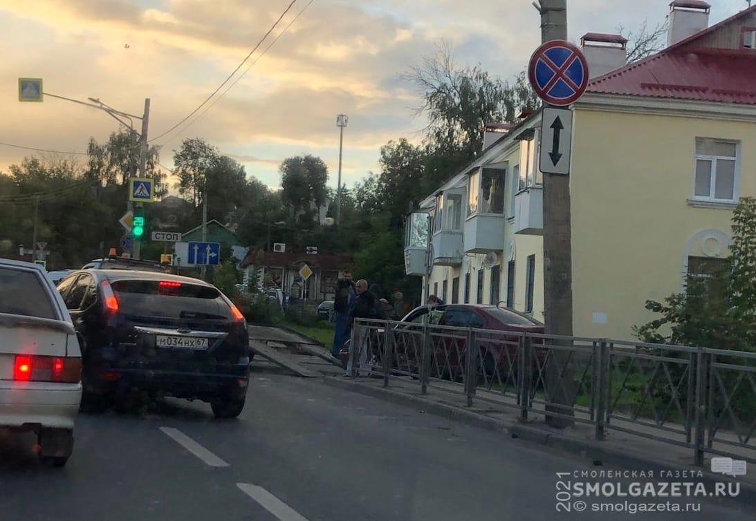 В Смоленске на Витебском шоссе столкнулись две легковушки