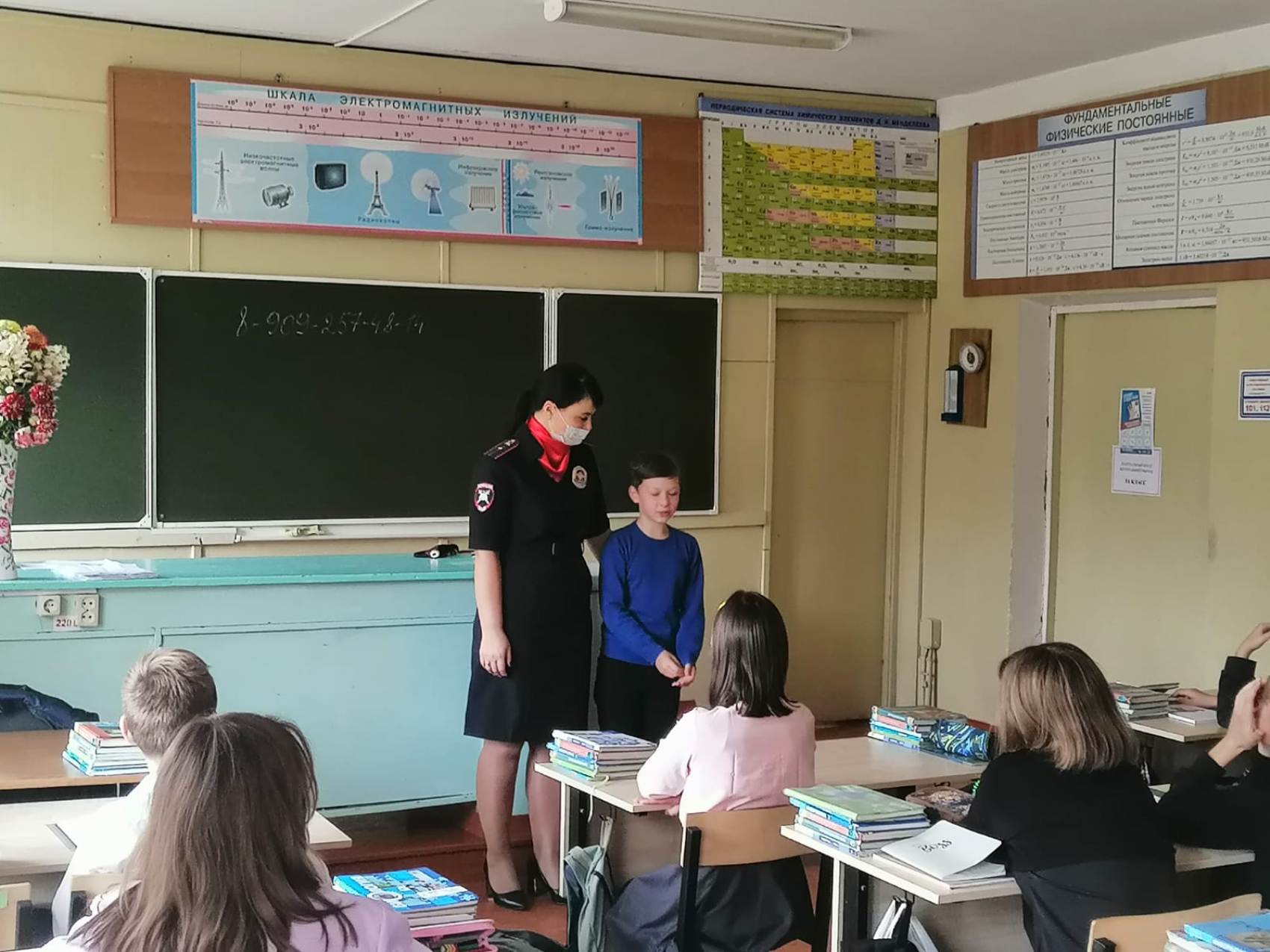 В городе Ярцево госавтоинспекторы провели классный час для школьников 