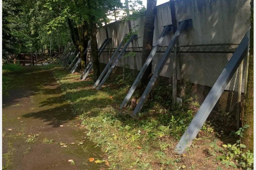 В Смоленске укрепили представлявшие опасность для детей ограждения