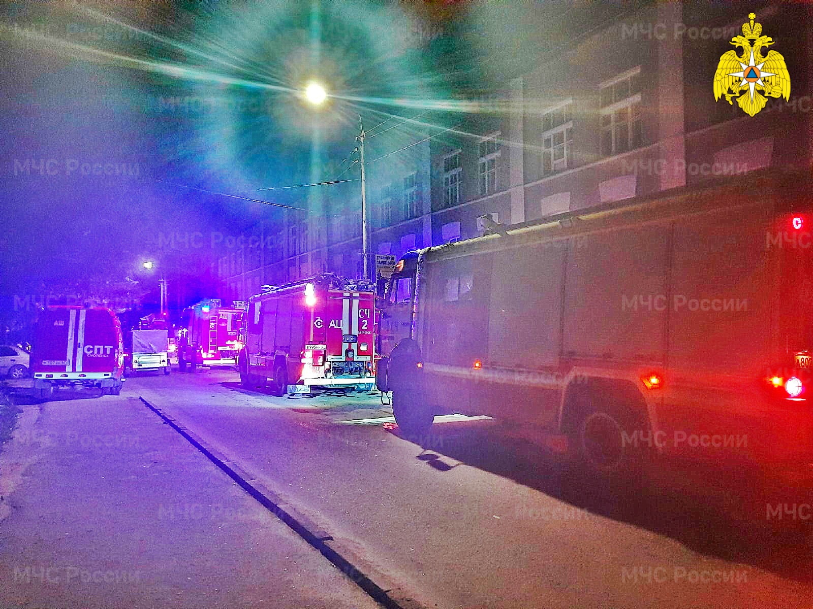 20 человек эвакуировали спасатели на улице Нарвской в Смоленске