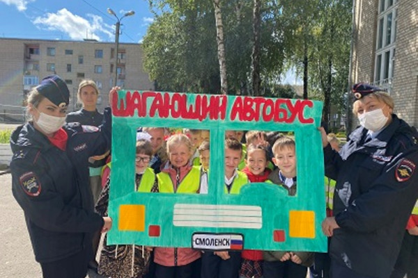 В Смоленске провели акцию «Шагающий автобус» 