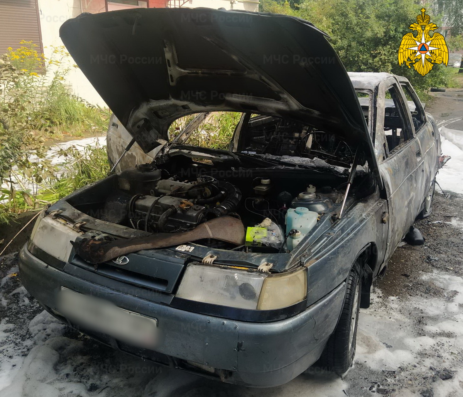 В Сафонове загорелся припаркованный автомобиль