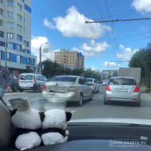 В Смоленске аварии на улице Кирова спровоцировали пробку