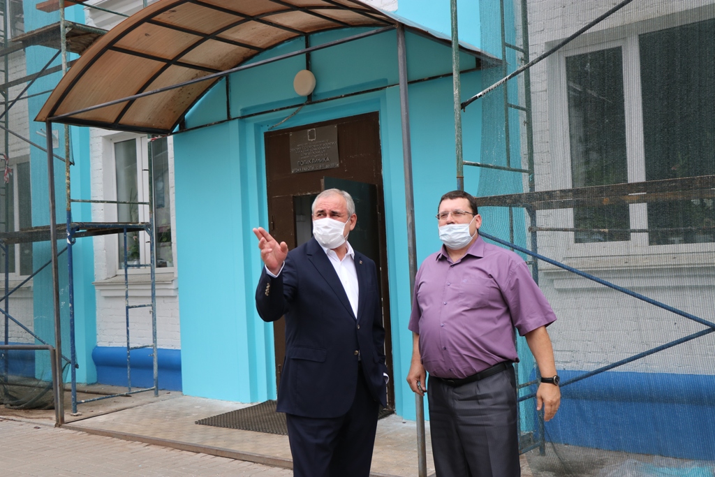 Депутат Госдумы Сергей Неверов посетил ремонтирующуюся поликлинику в Дорогобуже