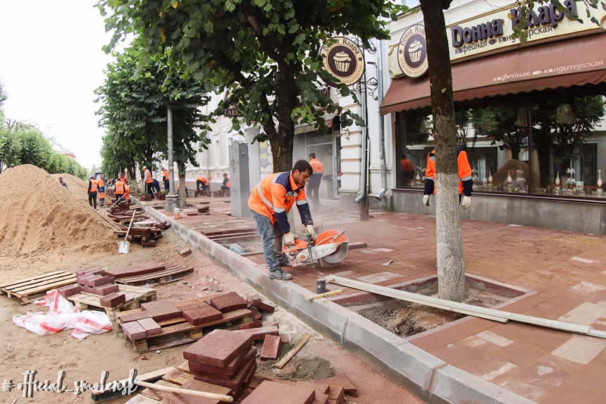 В Смоленске активно продолжается ремонт улицы Ленина 