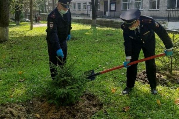 В Смоленске полицейские присоединились к экологической акции «Зеленая Россия»