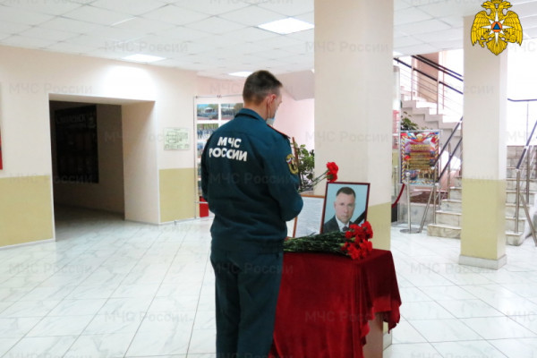 Смоленские спасатели почтили память Евгения Зиничева