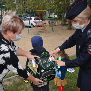 В Печерске полицейские дарили идущим в школу детям фликеры