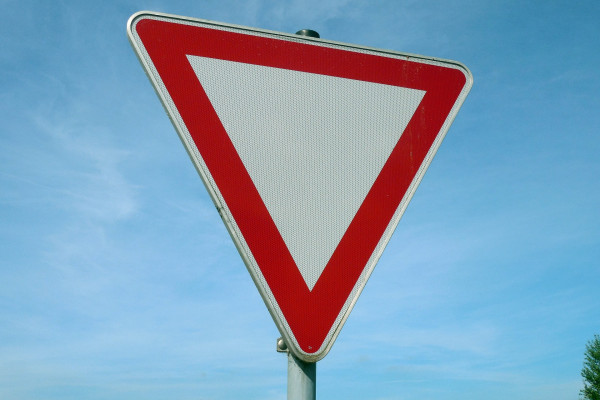 Смолянин украл 8 дорожных знаков «Уступи дорогу» для ограждения своего участка
