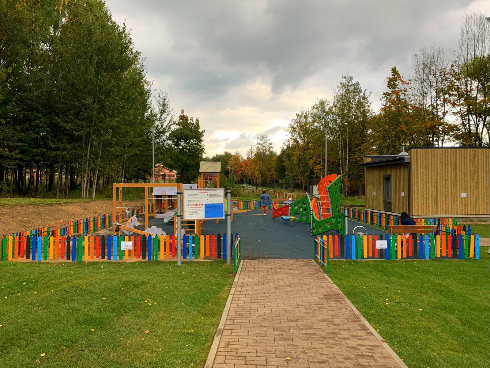 В Смоленске на детской площадке в Соловьиной роще завершают озеленение территории