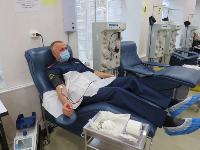 Смоленские следователи сдали кровь и плазму для помощи больным COVID-19