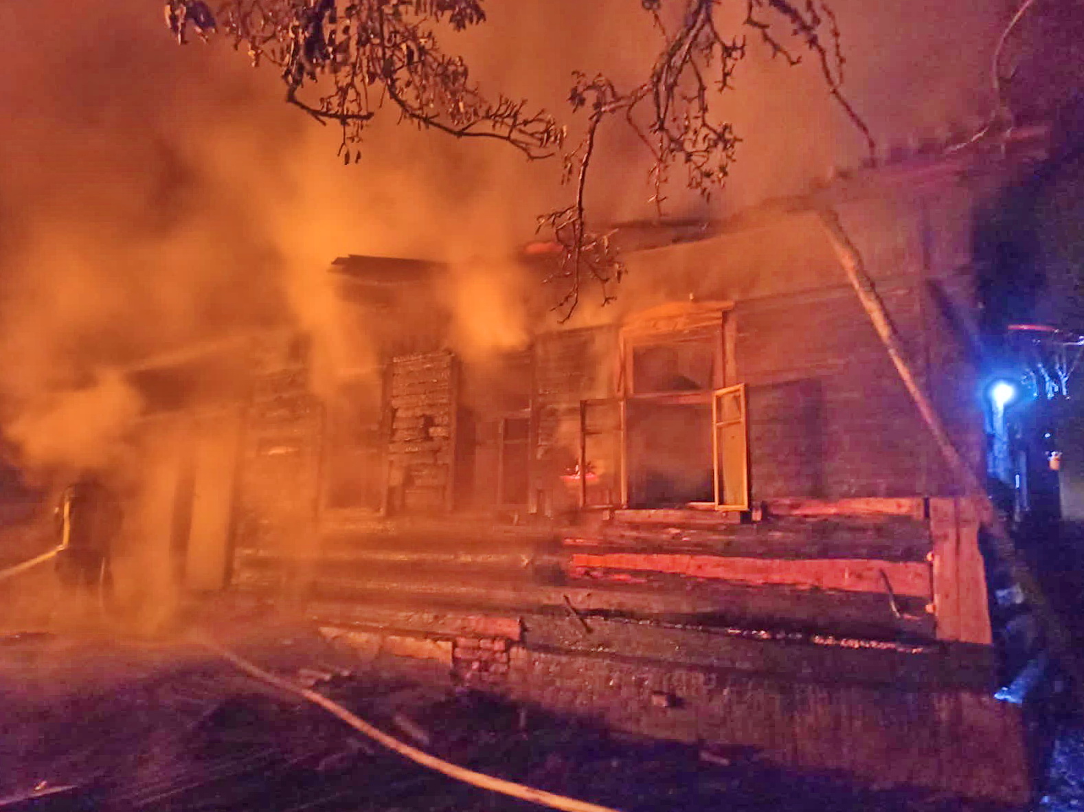 В Духовщинском районе от пожара спасли жилой дом