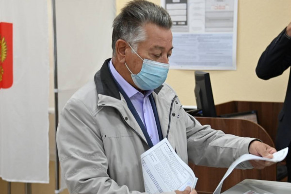 Почетный гражданин Смоленской области проголосовал на выборах в Госдуму
