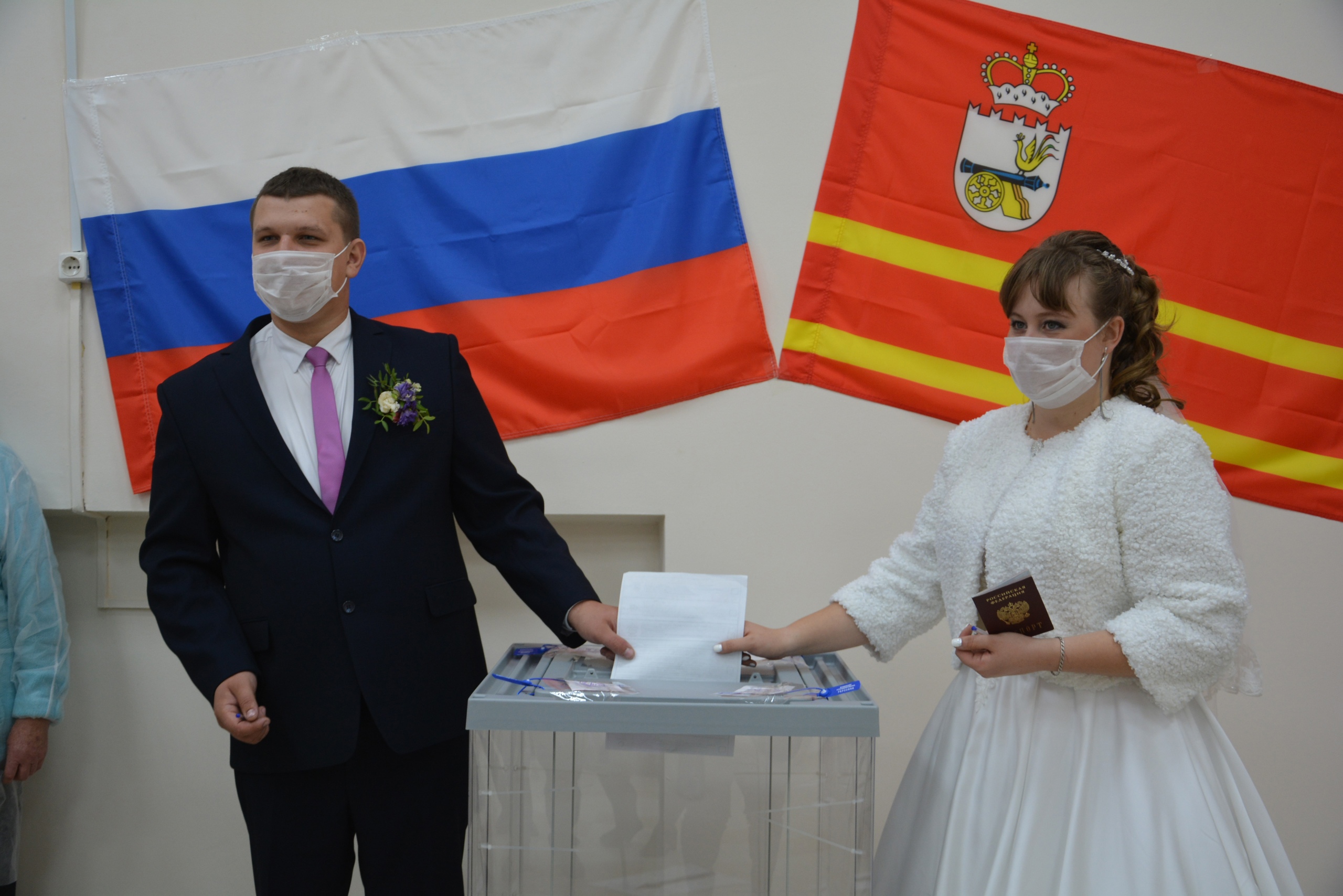 Молодожены в Смоленской области проголосовали в день свадьбы
