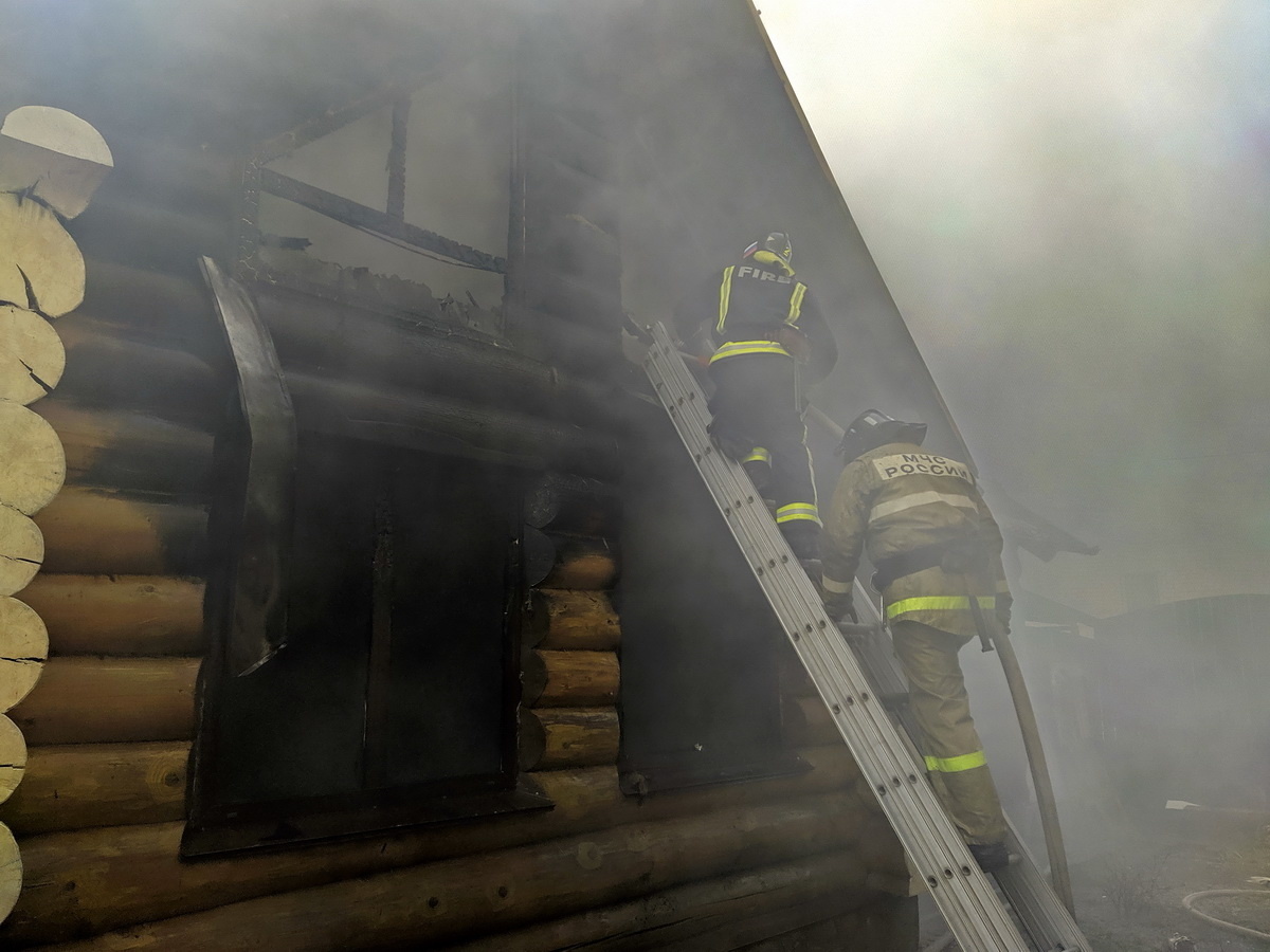В Ершичах пожарные отстояли жилой дом от огня