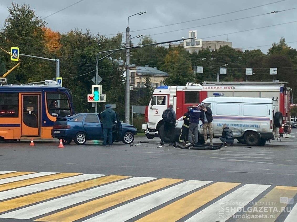 В Смоленске столкнулись машина газовой службы и легковушка