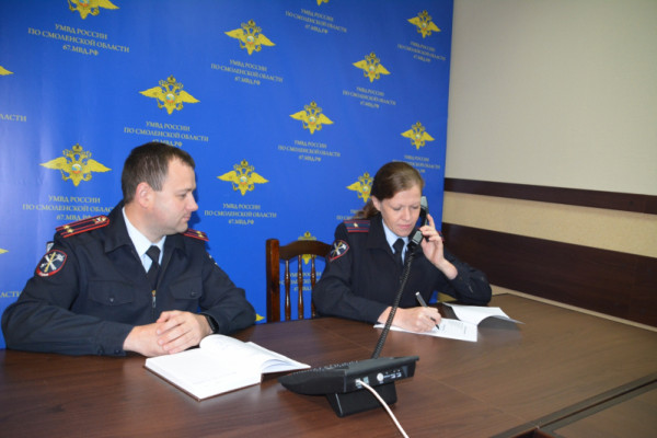 Смоленские полицейские провели «горячую линию», посвященную поступлению в вузы МВД России