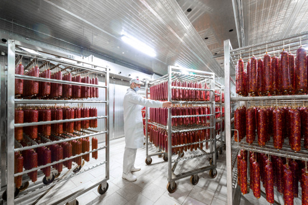 Смоленский производитель сырокопченых колбас готовится к выводу продукции на экспорт