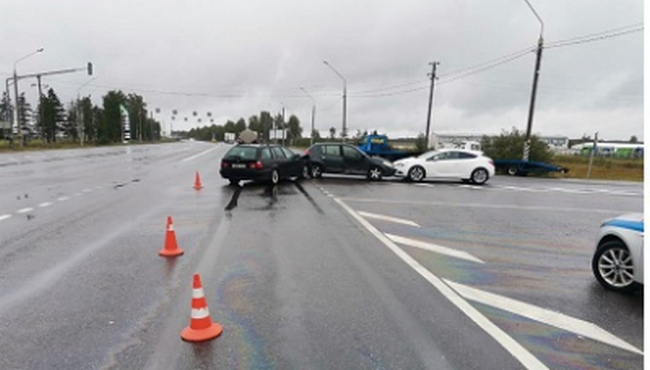 На трассе М-1 в Смоленском районе произошло тройное ДТП