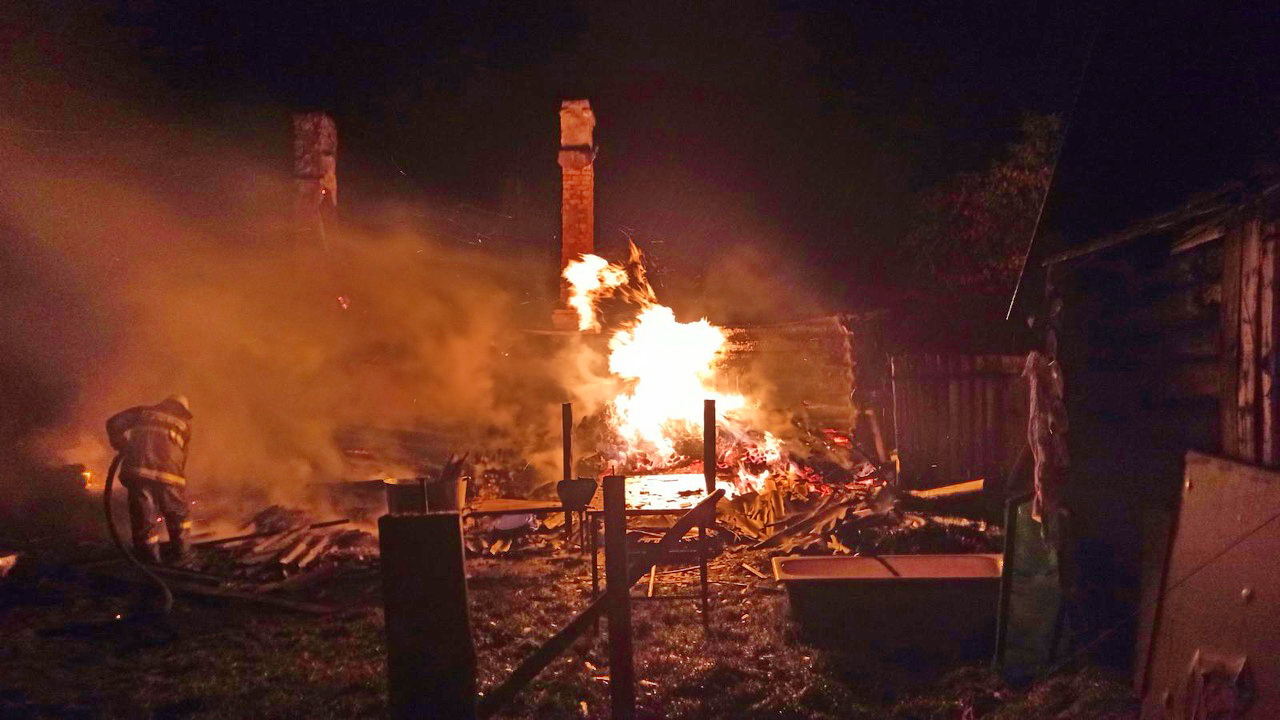 В Краснинском районе дотла сгорел жилой дом