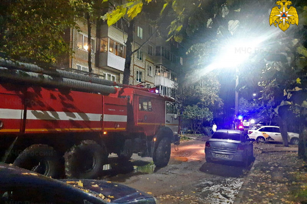 Ночью в Смоленске из-за пожара эвакуировали жильцов пятиэтажного дома