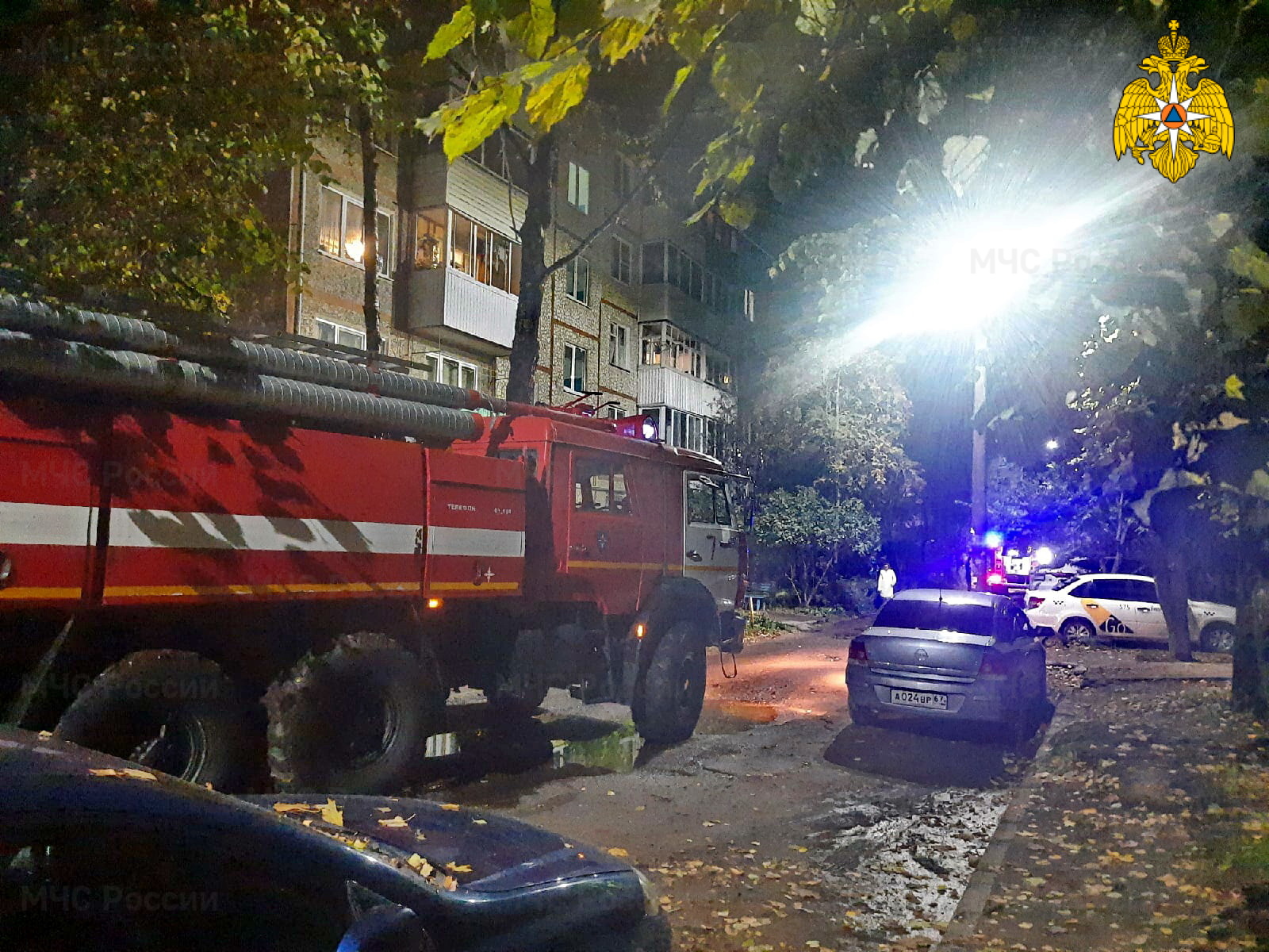 Ночью в Смоленске из-за пожара эвакуировали жильцов пятиэтажного дома