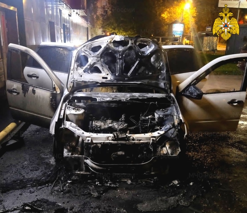 В Смоленске на улице Рыленкова загорелся припаркованный автомобиль
