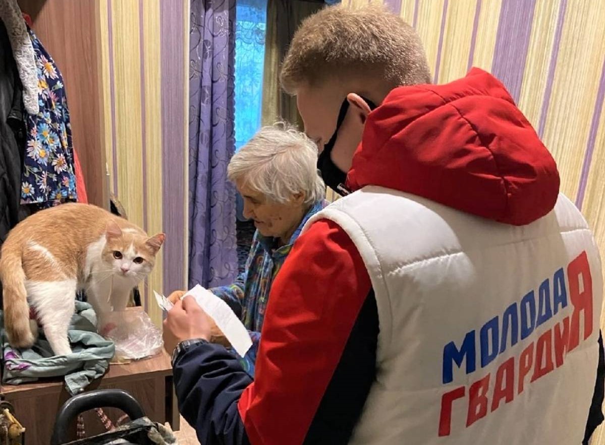 Смоленские волонтеры навестили пенсионеров и ветеранов в День пожилых людей