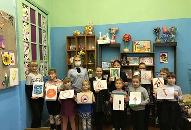 В Рославле школьники приняли участие в конкурсе рисунков «ПДД глазами детей»