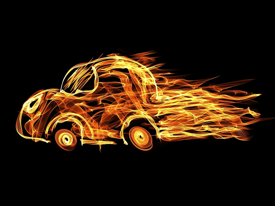 В Смоленске на улице Шевченко ночью горел автомобиль