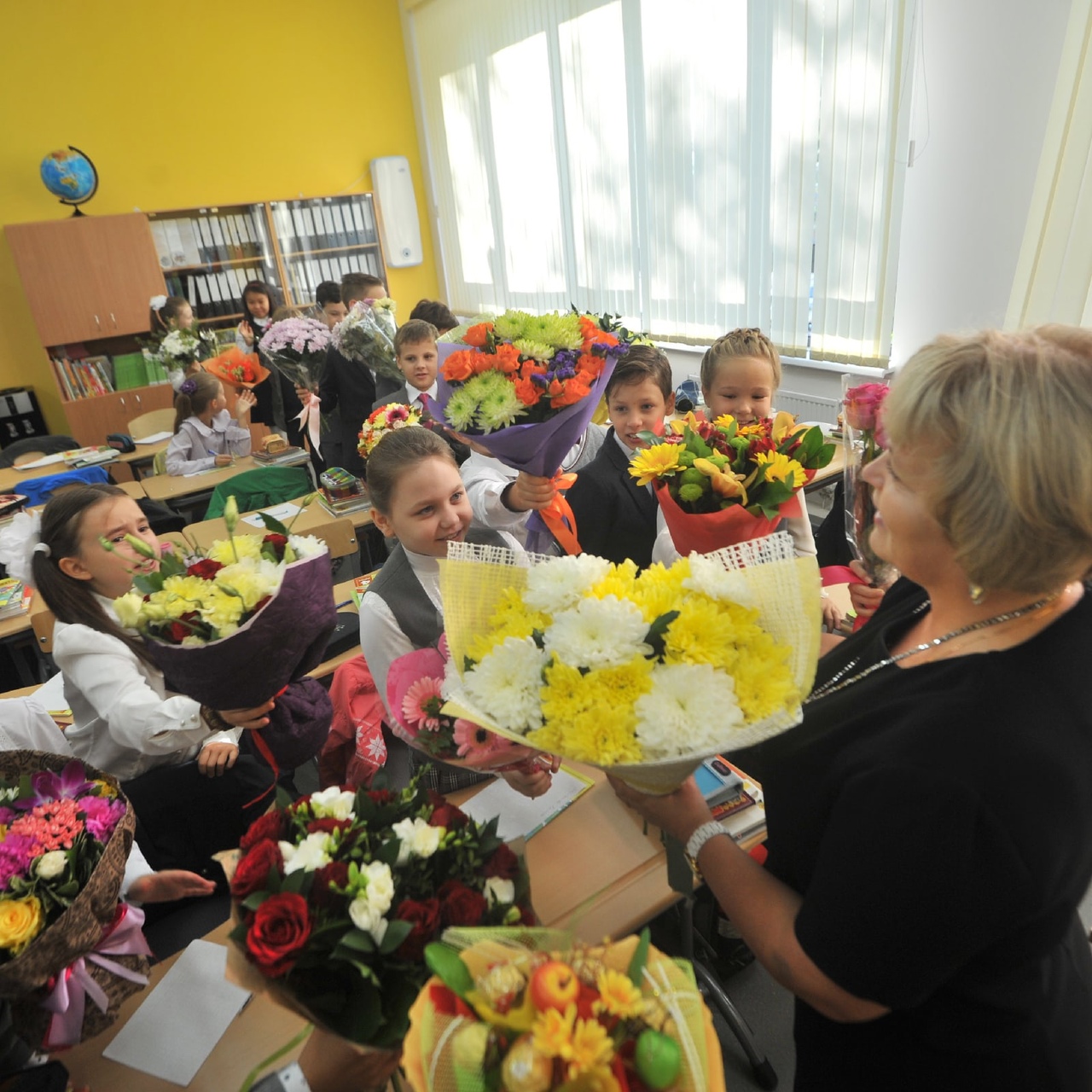 Алексей Островский поздравил педагогов с профессиональным праздником