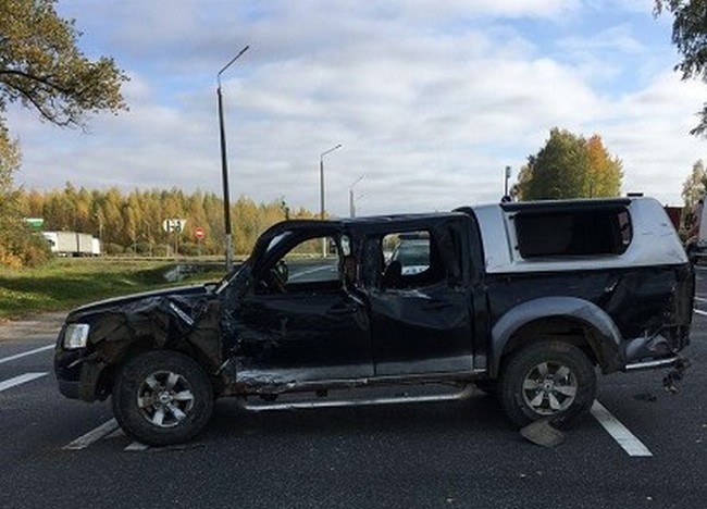 В Смоленской области «Ford Ranger» столкнулся с фурой