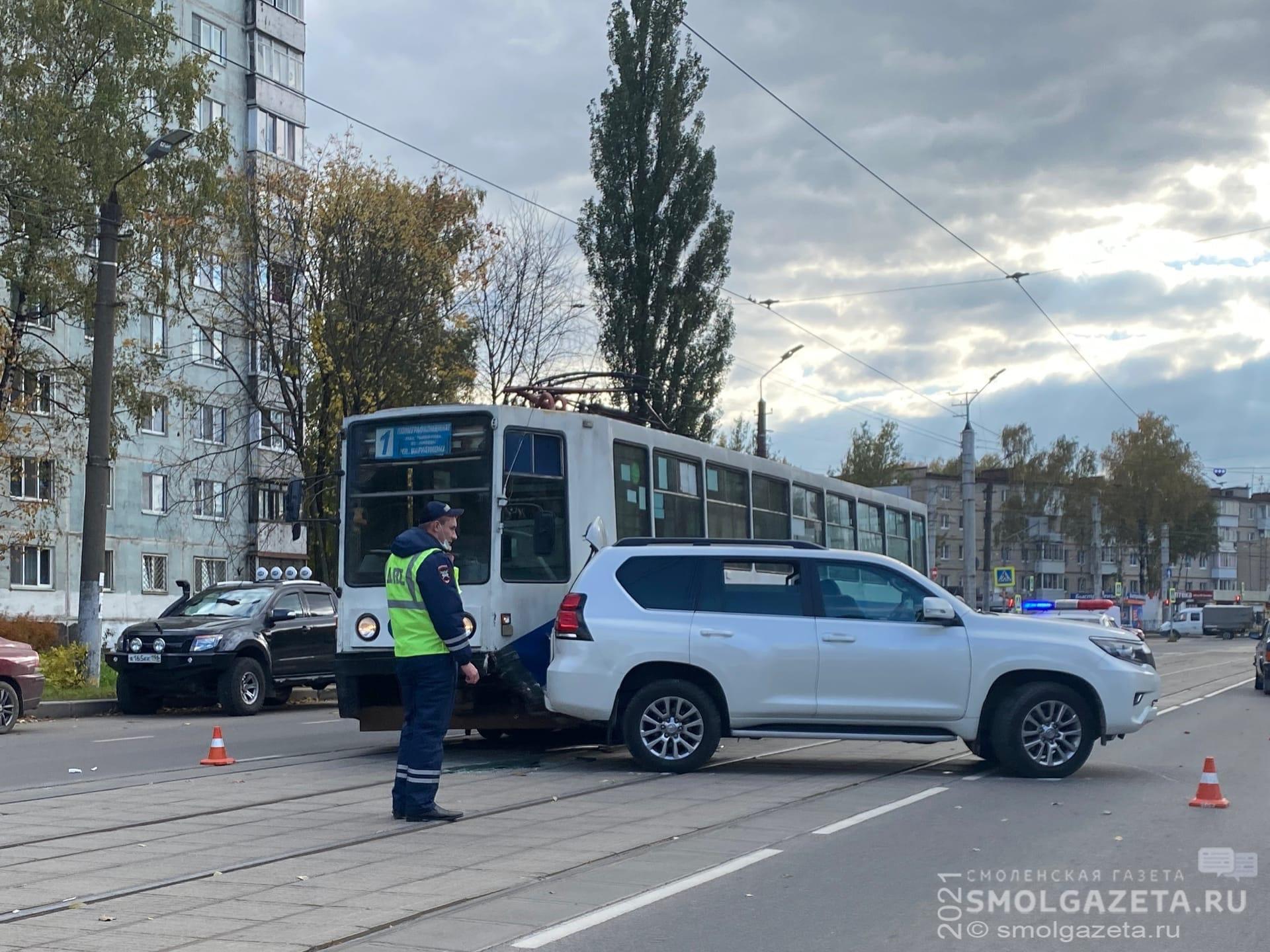 В Смоленске на улице 25 Сентября столкнулись «Toyota» и трамвай