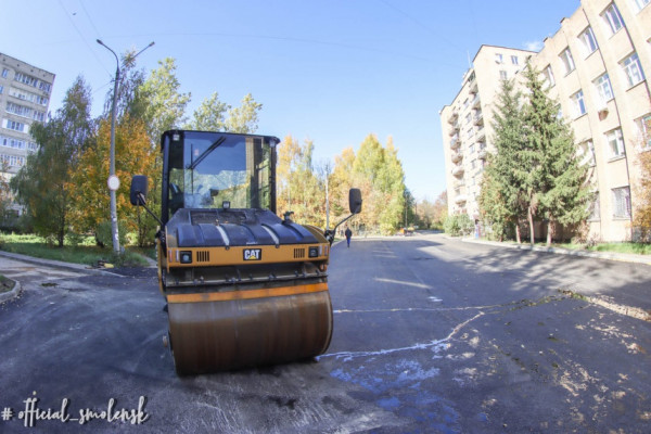 В Смоленске завершают ремонт межквартального проезда на улице Николаева