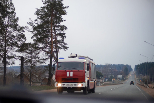 В Смоленском районе на трассе М-1 спасатели тушили горящую иномарку