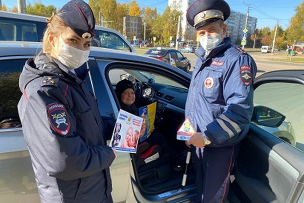 В Смоленске автомобилистам напомнили о правилах перевозки детей