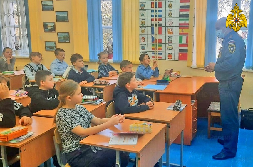 В смоленской школе №10 сотрудник МЧС провел открытый урок