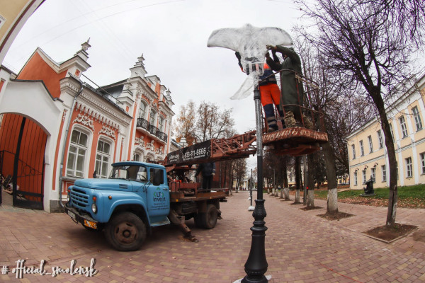 В Смоленске на улице Маяковского устанавливают 18 парковых светильников
