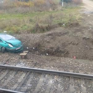 В Кардымовском районе столкнулись иномарка и грузовой поезд