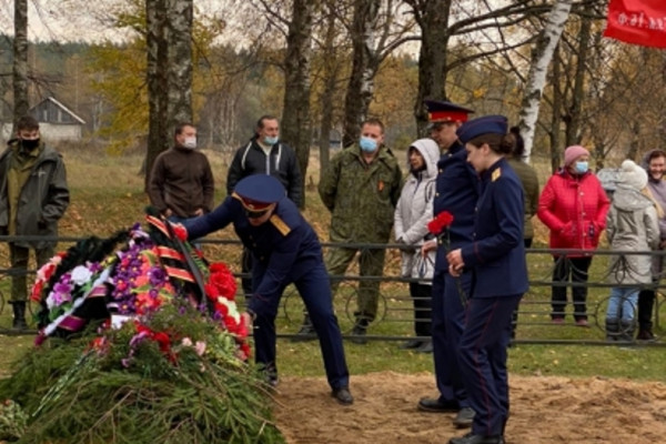В Шумячском районе сотрудники Следственного комитета приняли участие в захоронении погибших воинов