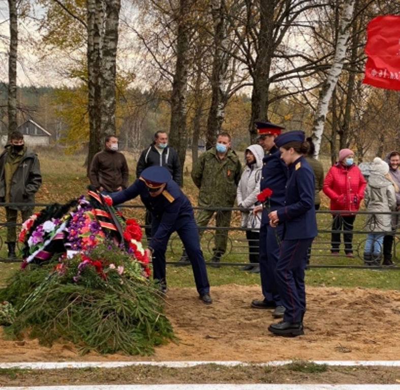 В Шумячском районе сотрудники Следственного комитета приняли участие в захоронении погибших воинов