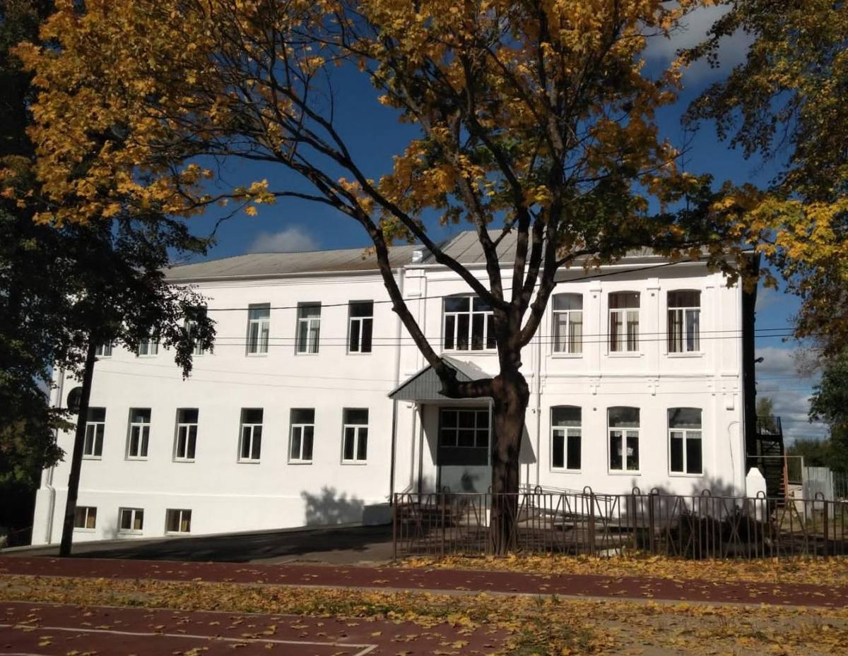 В Дорогобуже завершили ремонт фасада старинной школы №1