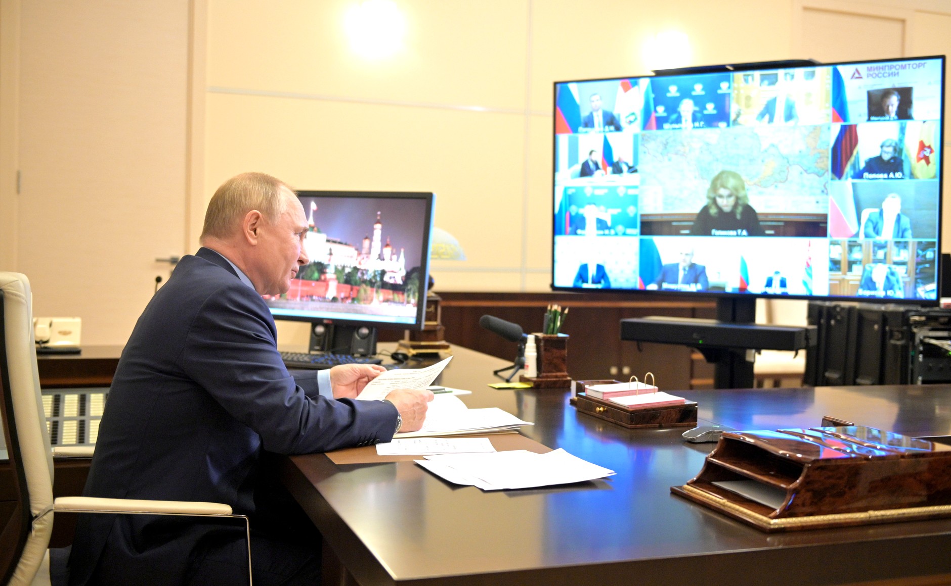 Владимир Путин поддержал предложение ввести нерабочие дни с 30 октября по 7 ноября 