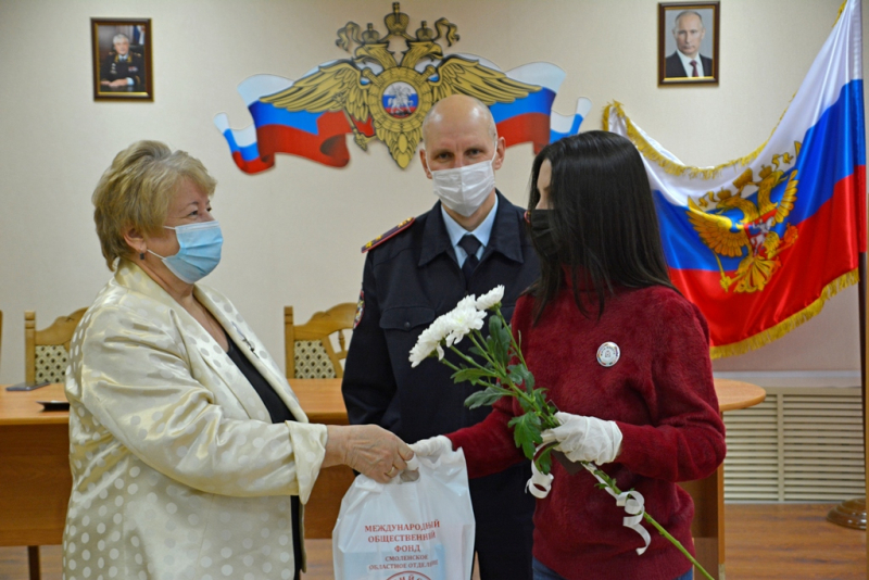 В Смоленске торжественно вручили паспорта новым гражданам России