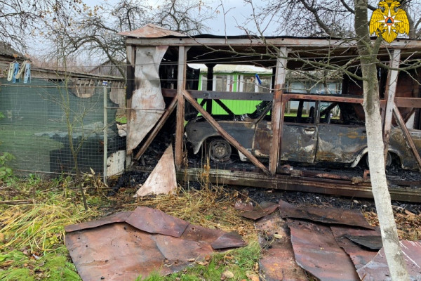 В деревне Богдановщина Сафоновского района ВАЗ сгорел вместе с гаражом